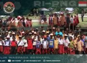 Tumbuhkan Jiwa Nasionalisme dan Cinta Tanah Air, Satgas Pamtas RI-PNG Statis Yonif 643/Wns Latihkan SD Inpres Baris-Berbaris dalam Rangka Upacara Bendera