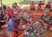 Kebersamaan Dalam Duka Satgas 521/DY Turut Bela Sungkawa di Distrik Kobakma