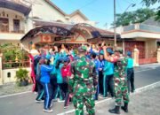 Tanamkan Kedisiplinan, Babinsa Koramil 03/Serengan Latih PBB Siswa SMPN 22 Surakarta