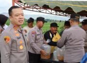 Jaga Ekosistem Sungai Polres Tulungagung Tebar 5.000 Benih Ikan Tombro di Boyolangu