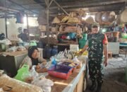 Pastikan Harga Sembako Stabil, Babinsa Danukusuman Sambangi Pedagang Pasar Harjodaksino