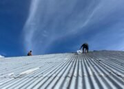 Satgas Yonif 700/WYC Gotong Royong Perbaiki Atap Gereja di Pegunungan Papua