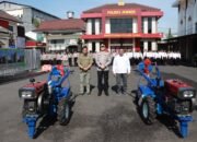 Kapolres Jember Serahkan 2 Unit Traktor Dukung Ketahanan Pangan