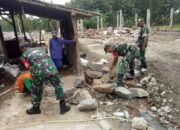 Babinsa Gotong Royong Bersama Warga Bangun Rumah Agar Pekerjaan Cepat Selesai