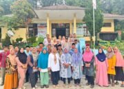 Penyuluh Lingkungan Hidup Sehat, Ibu Dyah Lukitaningsih, Beri Edukasi kepada Warga dalam Rangka TMMD ke-126 Kodim 0601/Pandeglang