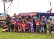 Berbagi Kasih di Ujung Timur Negri Satgas Yonif 521/DY Bersama Anak-Anak Papua
