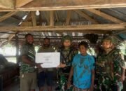 Binter Anjangsana Pos Benawa Satgas Yonif 521/DY Bagikan Bingkisan Makanan kepada Kepala Suku Benawa