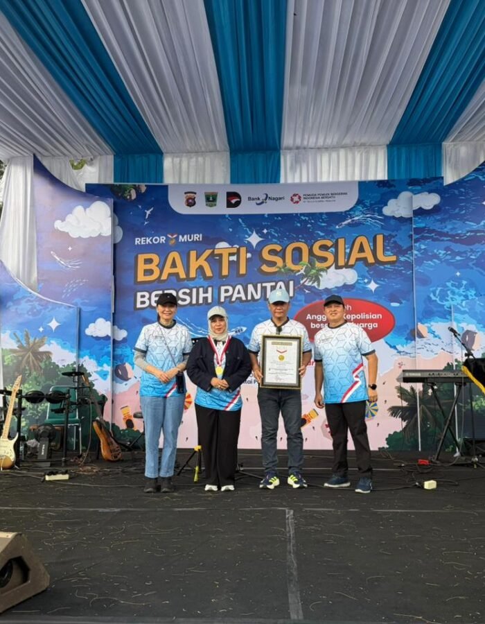 Sinergi Demi Pantai Lestari, Polda Sumbar Raih Rekor MURI dalam Aksi Bersih Pantai