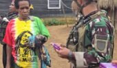 Satgas Yonif 700/WYC Pos Gome Jalankan Binter Terbatas: Beli Dagangan Warga Papua di Kampung Yenggernok