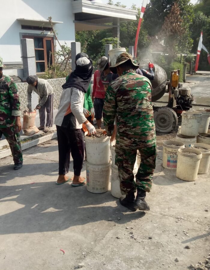 Babinsa Turun Tangan Dalam Pengecoran Jalan, Wujud Kepedulian Terhadap Pembangunan Desa