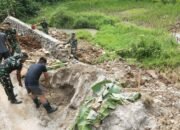 Satgas TMMD ke-126 dan Warga Gotong Royong Perbaiki Pondasi Jembatan Penghubung Dua Desa