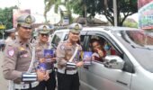 Operasi Zebra Semeru Polres Magetan Berbagi Bunga dan Coklat Ajak Warga Tertib Lalin