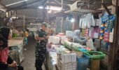 Babinsa Danukusuman Cek Harga & Situasi Pasar Tradisional Harjodaksino