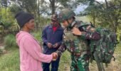 Mengabdi Berbagi Kasih, Satgas Yonif 521/DY Mengedepankan Kehadiran Sebagai Sahabat dan Saudara di Distrik Napua