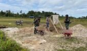 Satgas Pamtas Kewilayahan RI-PNG Yonif 410/Alugoro Bersama Masyarakat Membangun Fasilitas Sekolah