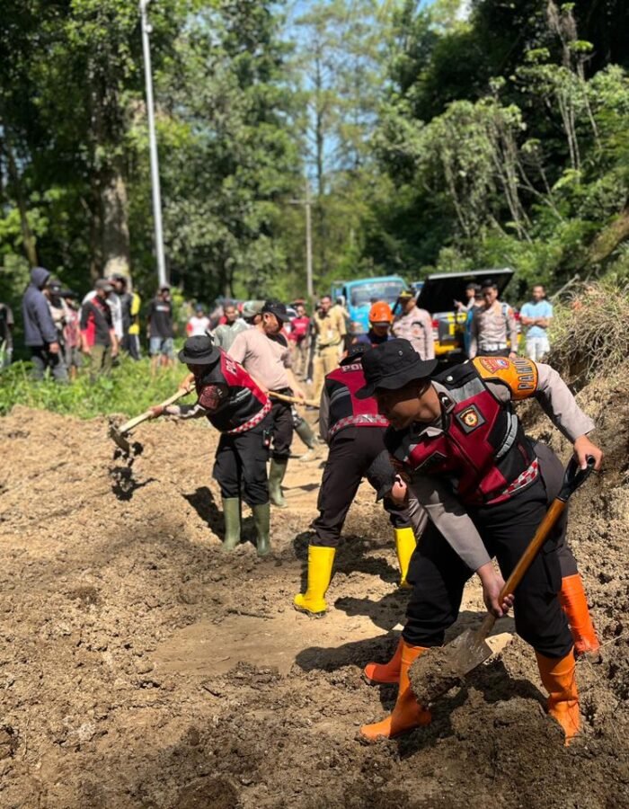 Polres Batu Terjunkan Puluhan Personel Tangani Longsor di Ngantang, Akses Malang – Blitar Kembali Lancar