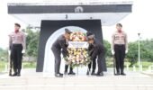 Hari Pahlawan, Kapolres Kediri beserta Wakil Bupati dan Ketua Bhayangkari Cab. Kediri Ziarah dan Tabur Bunga di TMP Canda Bhirawa Pare