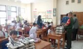 Serka Sudiyono Bantu Pendistribusian Program Pemerintah Makanan Bergizi Gratis (MBG) di SDN 59 Joyotakan
