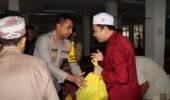 Kapolres Jakbar Laksanakan Salat Jumat Keliling dan Bagikan Bansos Religi di Masjid Al Kautsar