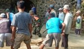 Cegah Banjir Babinsa dan Warga Gotong Royong Bersihkan Jembatan Tersumbat Sampah.