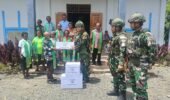 Bersama Kita Bisa Satgas Yonif 521/DY Bagikan Bingkisan Makanan kepada Kepala Suku dan Masyarakat di Gereja GKI Yoska Yudea