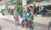 Ciptakan Kenyamanan Wilayah Kondusif, Babinsa Kemlayan Patroli Bersama Linmas Dengan Humanis