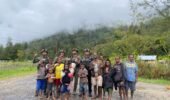Personel Ops Damai Cartenz Tebar Keceriaan Bersama Anak-Anak di Distrik Bibida, Paniai