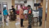 Babinsa Joyotakan Bantu Pendistribusian Beras Dari Bulog