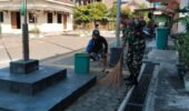 Peduli Kebersihan Lingkungan Babinsa Bersama Saberling dan Warga Kerja Bakti