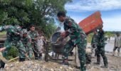 Satgas Pamtas Kewilayahan RI-PNG Yonif 410/Alugoro Bersama Masyarakat Perbaiki Jalan yang Rusak