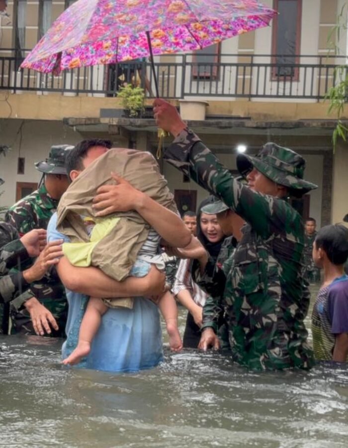Prajurit Yonkav 6/NK Bantu Warga Terjebak Banjir di Asam Kumbang