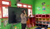 Anggota Polwan Polsek Plemahan Beri Penyuluhan Cegah Bullying dan Tertib Lalu Lintas di TK NU Kusuma Mulia