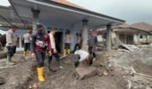 Polisi Bersihkan Rumah Warga Terdampak Erupsi Gunung Semeru di Lumajang