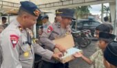 Polisi Berbagi Snack dan Susu untuk Pelajar Terdampak Erupsi Gunung Semeru