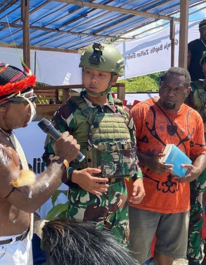 Bantuan Sosial Satgas Yonif 521/DY Dalam Rangka Peresmian Gereja Baptis Zaitun Elelim di Kampung Honita