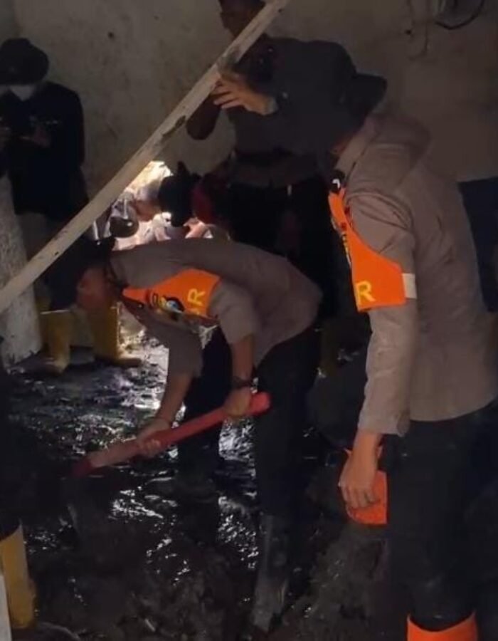 Polisi Bersihkan Rumah Warga Terdampak Erupsi Semeru di Dusun Sumbersari Lumajang