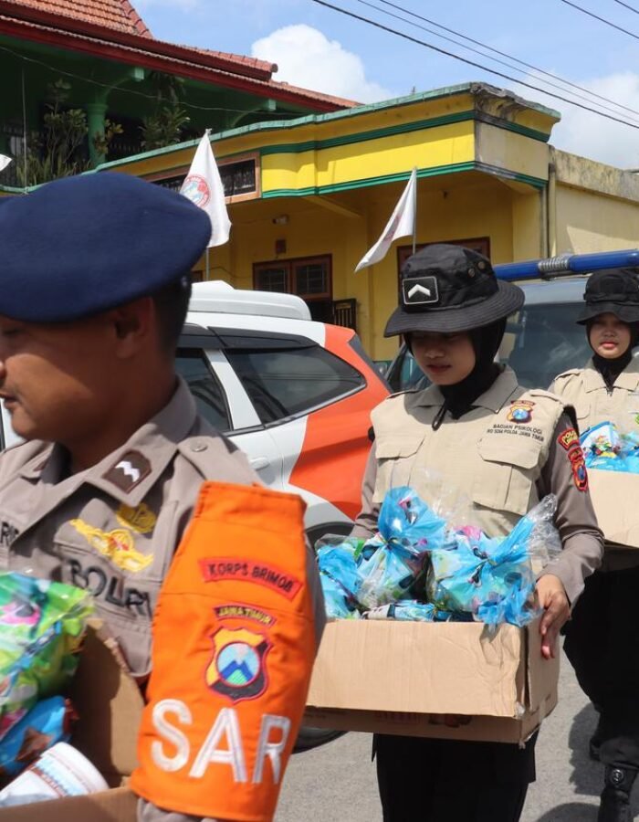 Polisi Gelar Trauma Healing dan Berbagi Snack untuk Pelajar Terdampak Erupsi Gunung Semeru