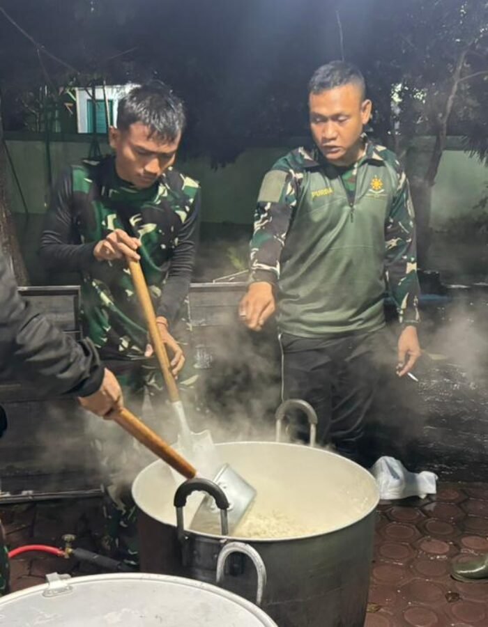 TNI AD Operasionalkan Dapur Lapangan di Aceh dan Sumbar untuk Bantu Korban Banjir dan Longsor