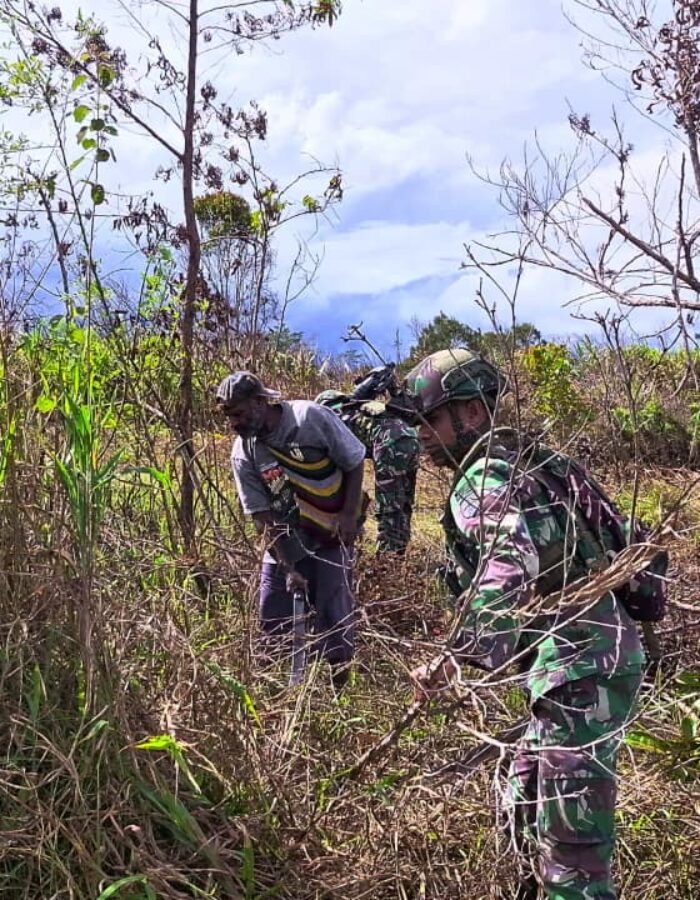Gotong Royong Satgas Yonif 521/DY Bersama Masyarakat Buka Lahan Baru Untuk Swasembada Pangan di Eragayam