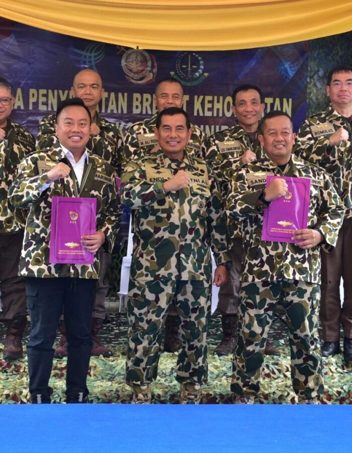 Danpasmar 1 Sematkan Brevet Kehormatan Kaveleri Kepada Pejabat Kejagung RI dan Kemendag RI