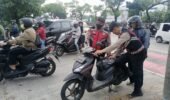 Humanis dan Tanggap, Anggota Polsek Cengkareng Bantu Pengendara Yang Mengalami Mogok saat Gatur Lalin