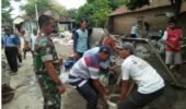 Cegah Banjir, Babinsa Ngemplak Ajak Warga Gotong Royong perbaikan Jalan dan Selokan