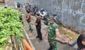 Koramil 03/Serengan “Sigap”, bersama Warga Gotong-royong Bersihkan Puing-puing Rumah Warganya yang Roboh.