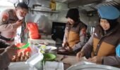 Brimob Polda Jatim Dirikan Dapur Lapangan untuk Warga Terdampak Erupsi Gunung Semeru