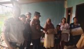 Polres Pasuruan Salurkan Bansos untuk Warga Terdampak Sambaran Petir di Desa Cowek