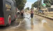 Minimalisir Debu Pasca Banjir, Polri Lakukan Pembersihan dan Penyiraman Jalan Protokol Aceh Tamiang