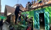 Babinsa Kepanjenkidul Bersama Warga Gotong Royong Renovasi Rumah Warga
