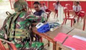 Kampung Sehat Satgas Yonif 521/DY Bersama Puskesmas Gelar Program Pelayanan Kesehatan Gratis, di kampung Muaranawa Distrik Airu