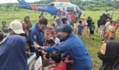 Pilot dan Kru Helikopter Salurkan Amanah Al-Qur’an untuk Anak-Anak Terdampak Banjir di Aceh Tamiang