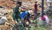 Cegah Longsor, Babinsa Nogosari Gotong Royong Bangun Talud Bersama Warga